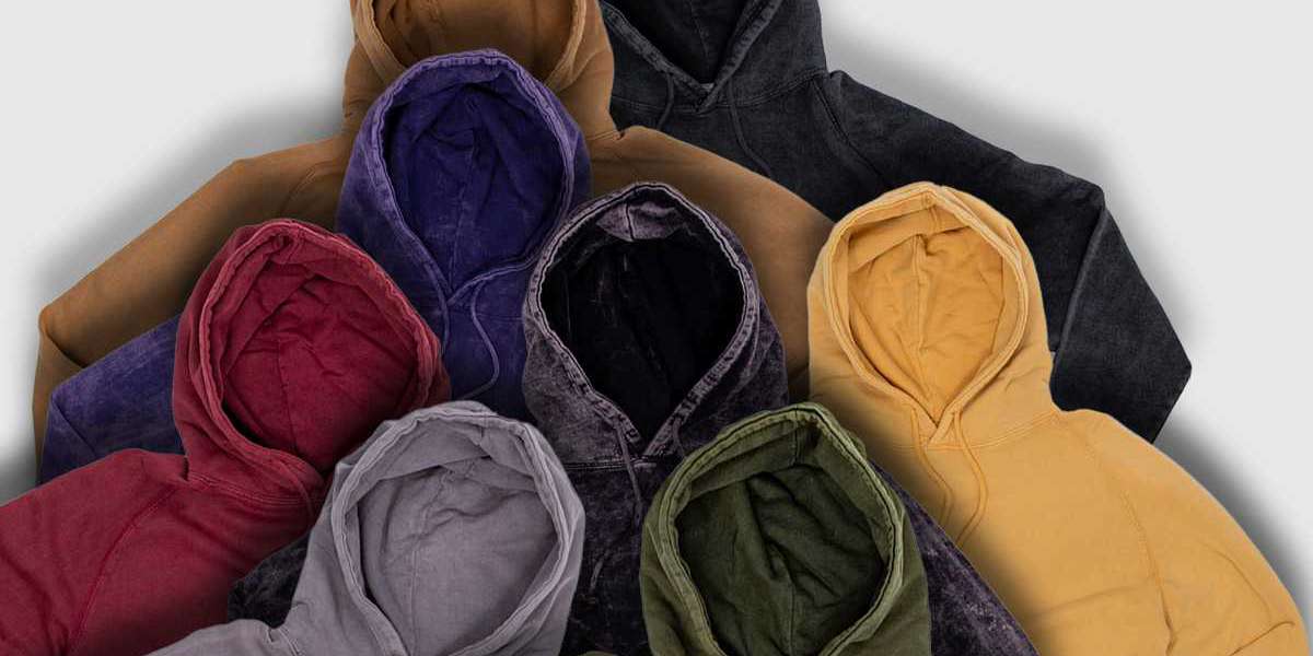 The Versatile Pullover Hoodie: Your New Winter Wardrobe Staple