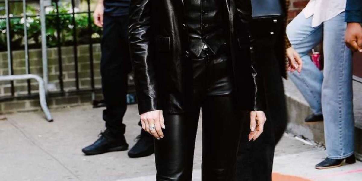 Sarah Jessica Parker Black Coat: Timeless Elegance and Modern Style