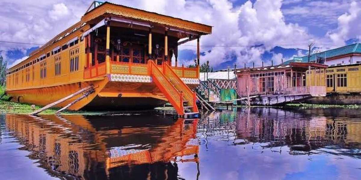 Explore the Best Houseboats in India for an Unforgettable Stay